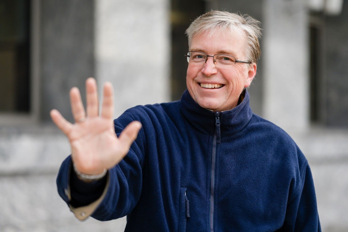 Karriereveileder Reidar Myrvang holder opp hånden for å illustrere fem tips