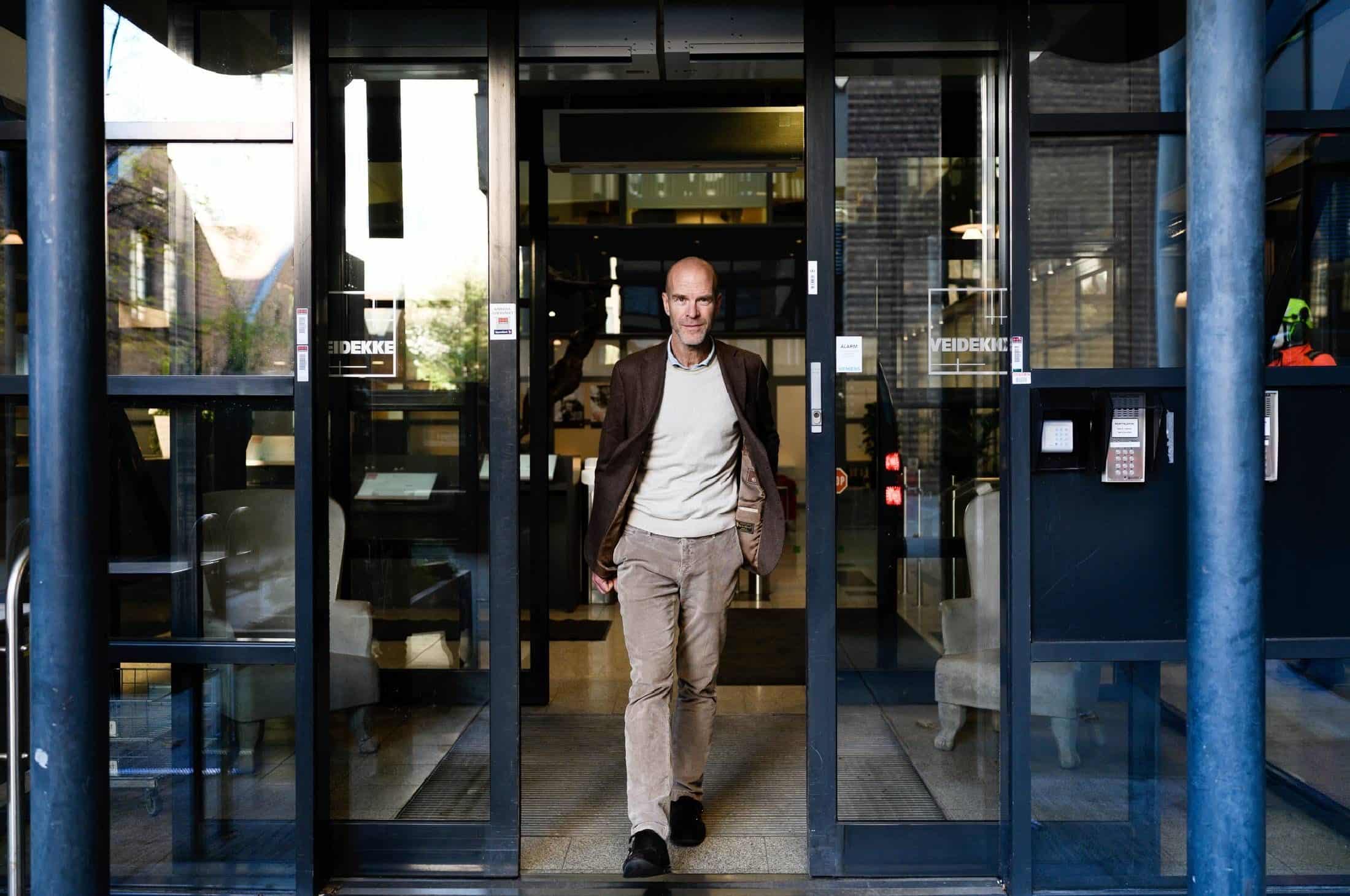 Leder i Veidekke, Lars Erik Lund, på vei ut av Veidekkes lokaler på Skøyen 