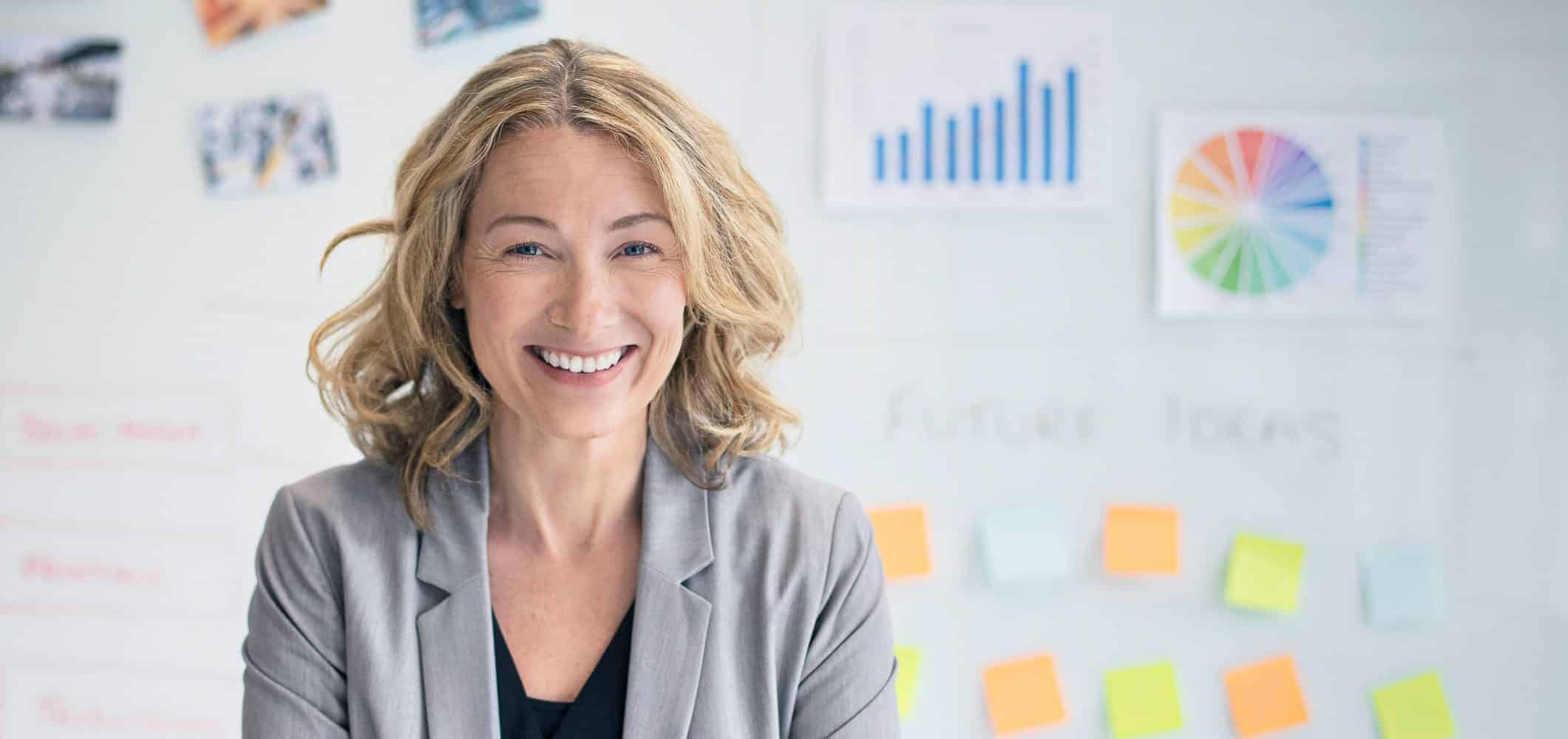 Kvinnelig ledere smiler