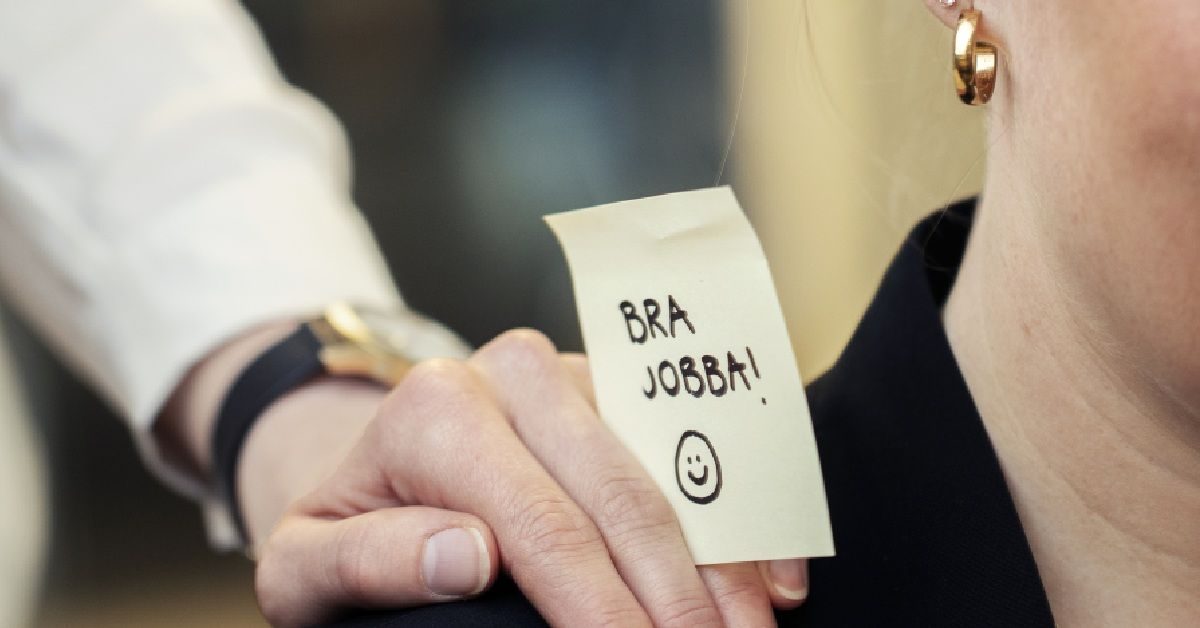 Illustrasjon av mellomlederens hånd med en postit som sier "bra jobba"