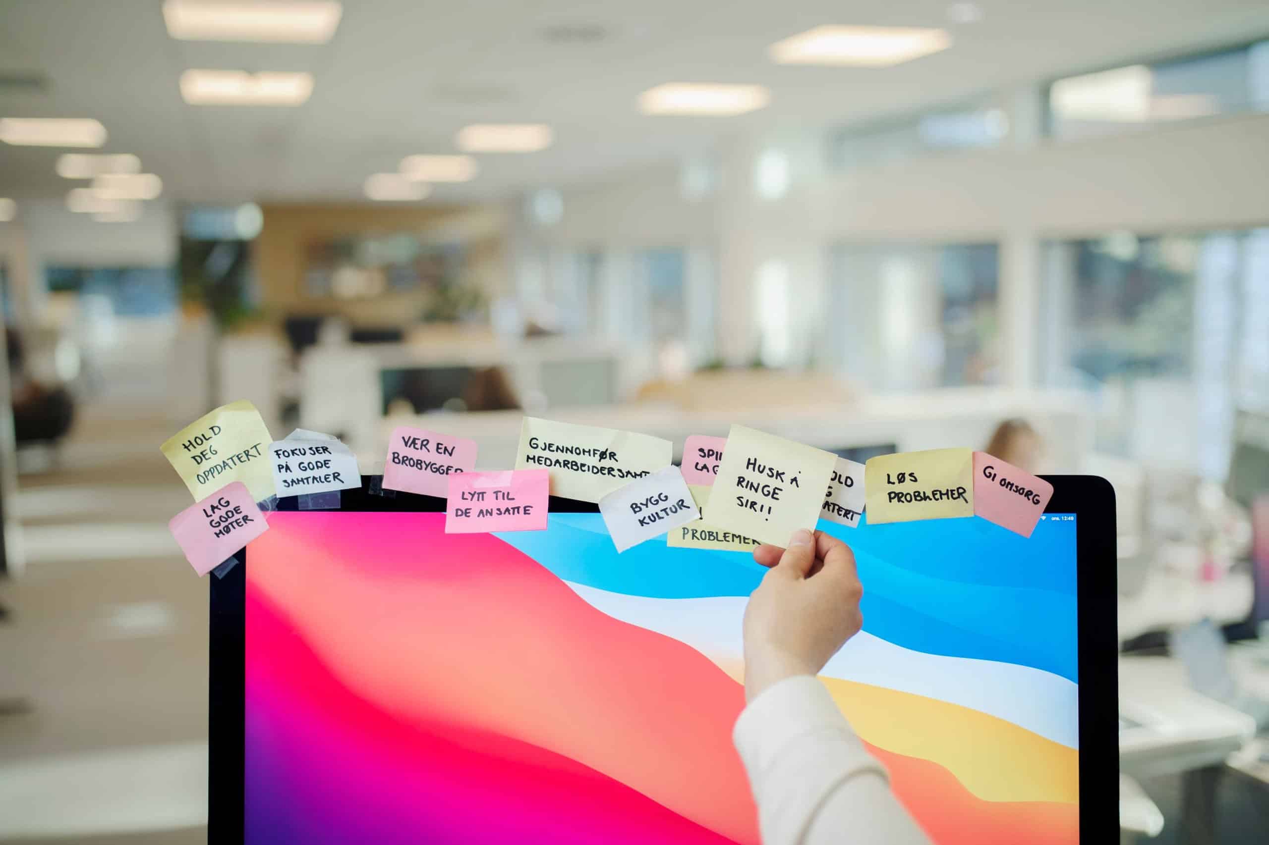 Mellomlederens datamaskin full av huskelapper