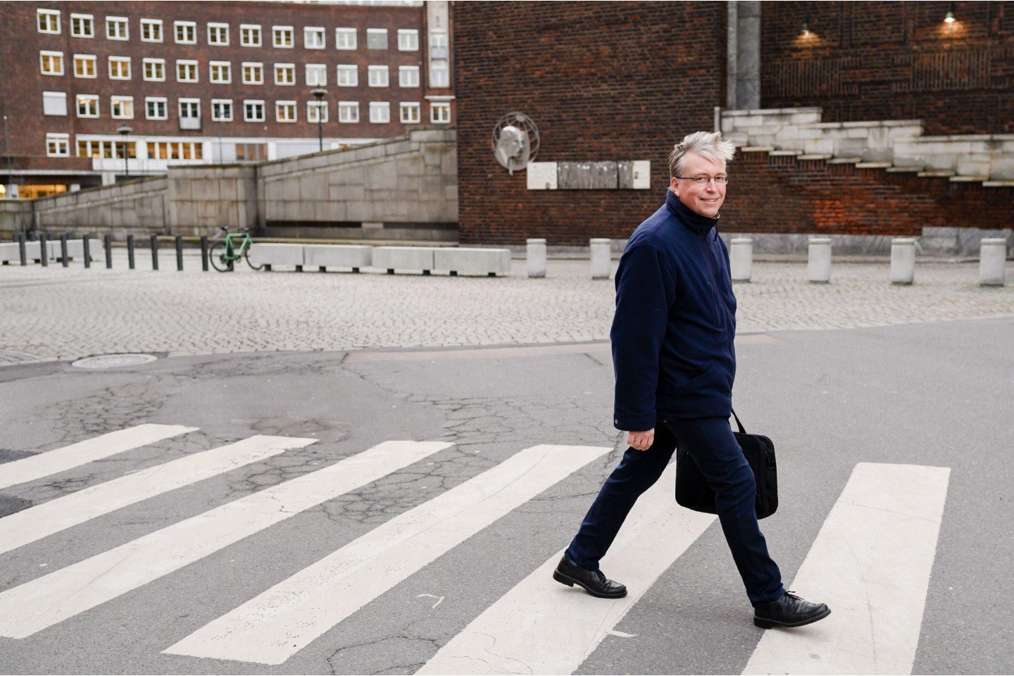 Karriereveileder Reidar Myrvang ute i Oslo, over gangfelt