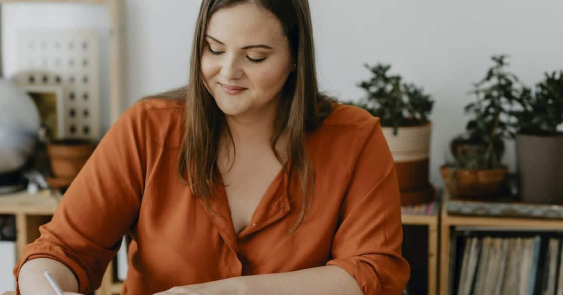 En kvinne som skriver gode lister for å lede seg selv