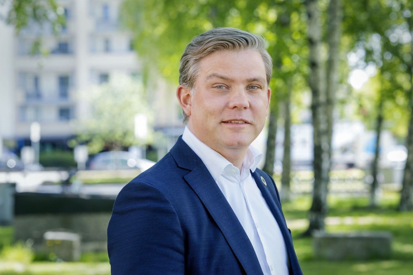 Kim Gabrielli, portrett i grønne omgivelser