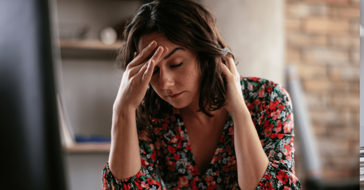 Sliten dame på jobb