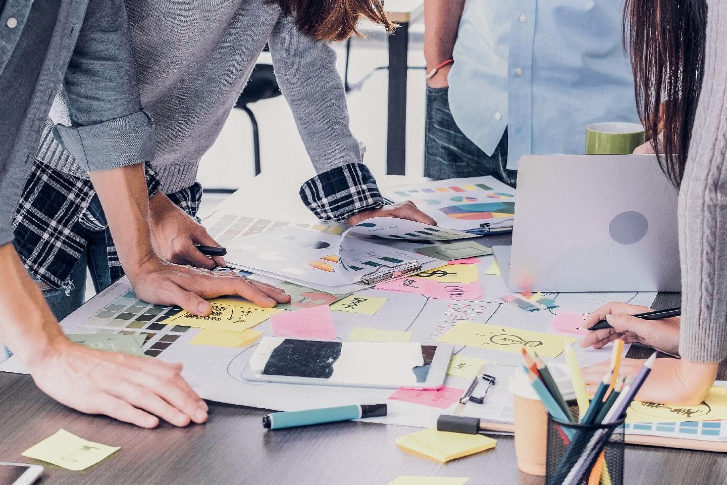 Ansatte som er kreative sammen på jobb