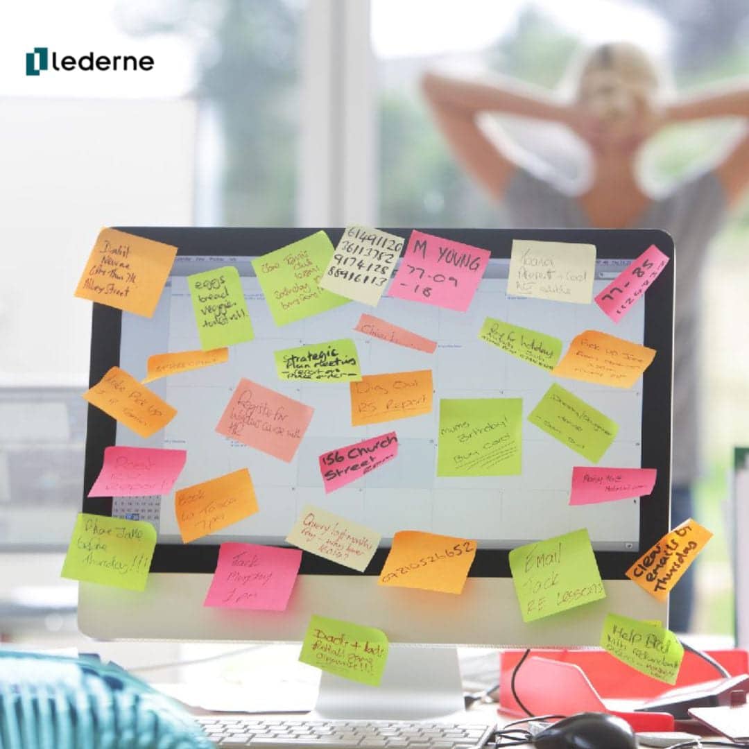 En skjerm med masse postitlapper