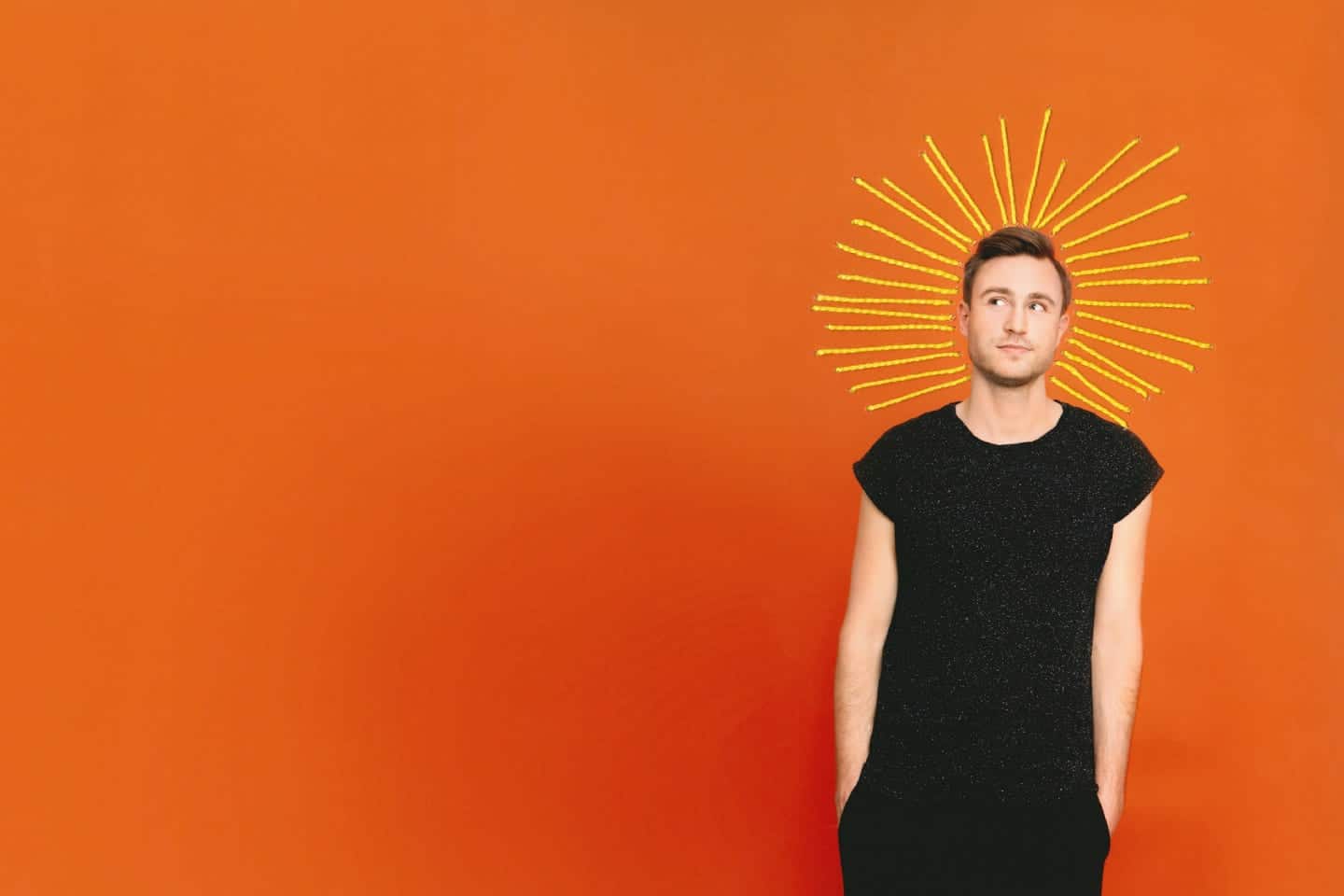 En mann med gule striper ut fra hodet, for å illustrere tankenes makt