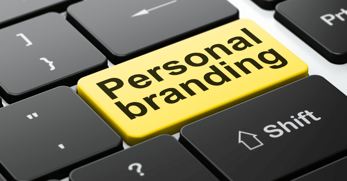 Nærbilde av tastatur hvor det står på personal branding på en av knappene