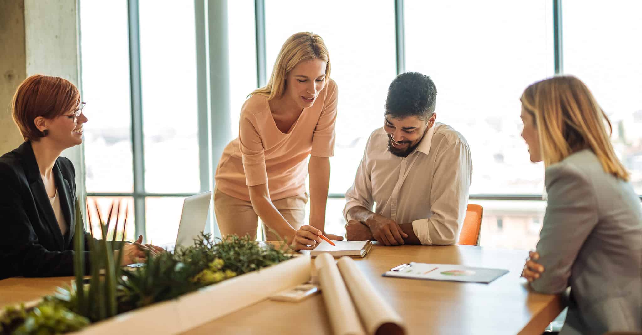 Tre mennesker i et møte på jobben.