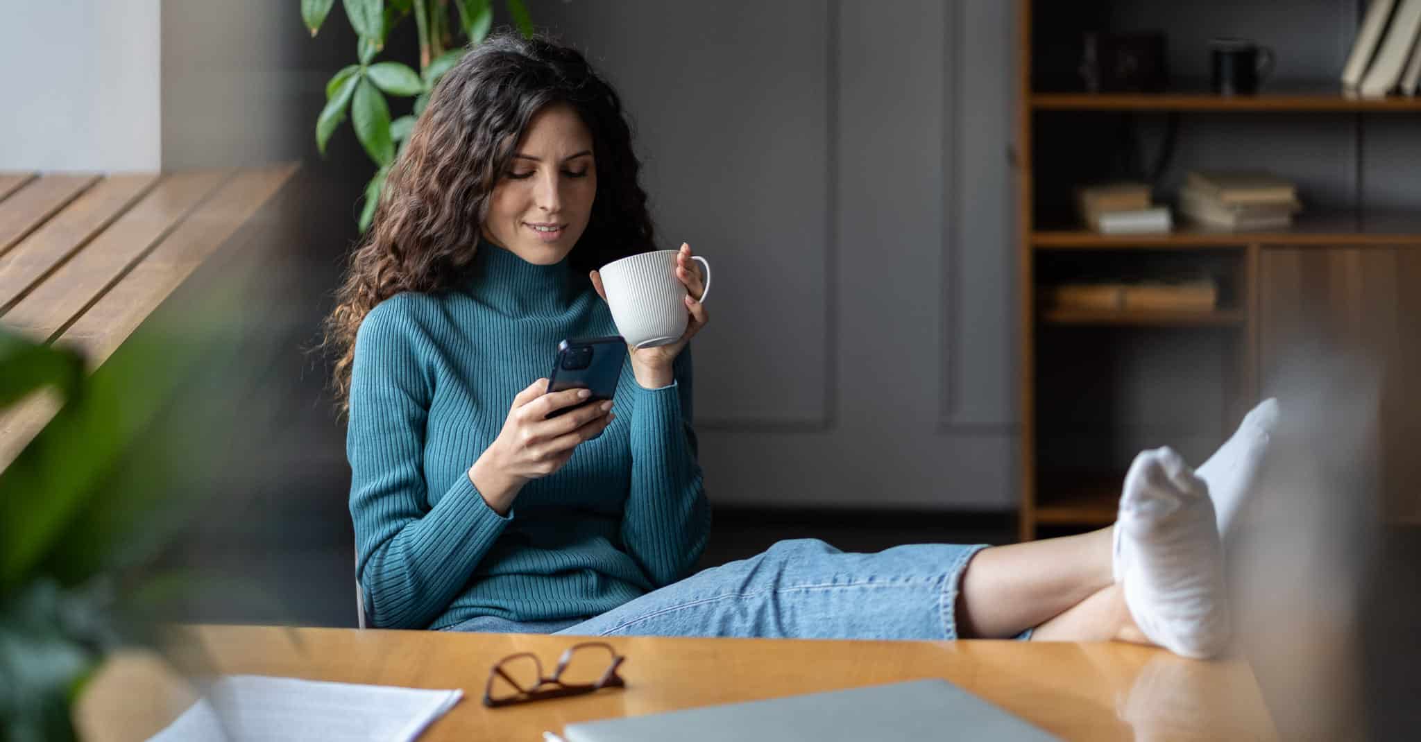 En dame som prokrastinerer.