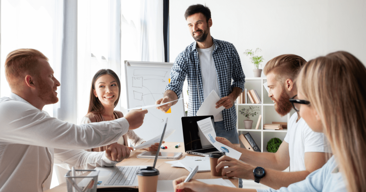 Kursserier - teamledelse. Mann som leder sitt team