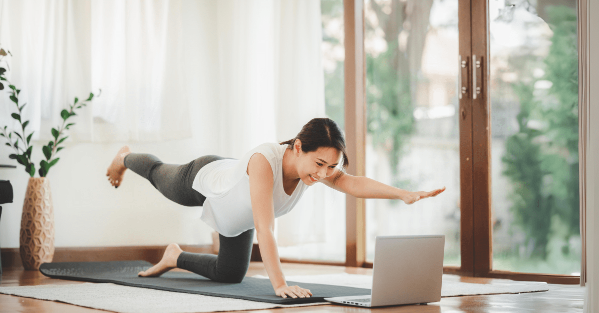 Kvinne som trenger balanse på gulvet