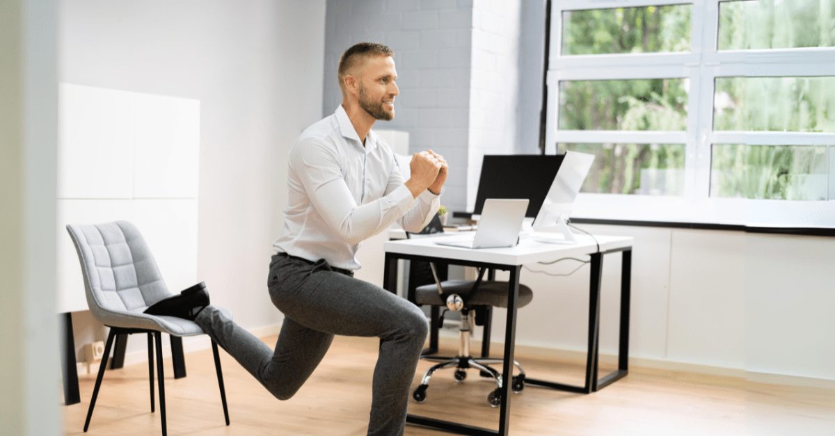 Mann som trener på kontoret