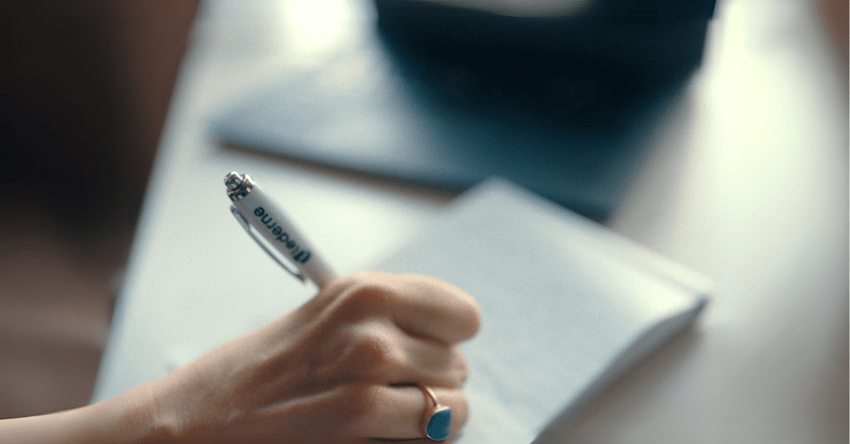 Hånd som skriver under en arbeidsavtale