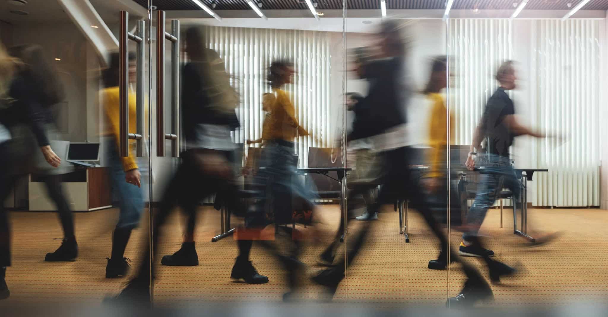 Travle ansatte på kontoret.