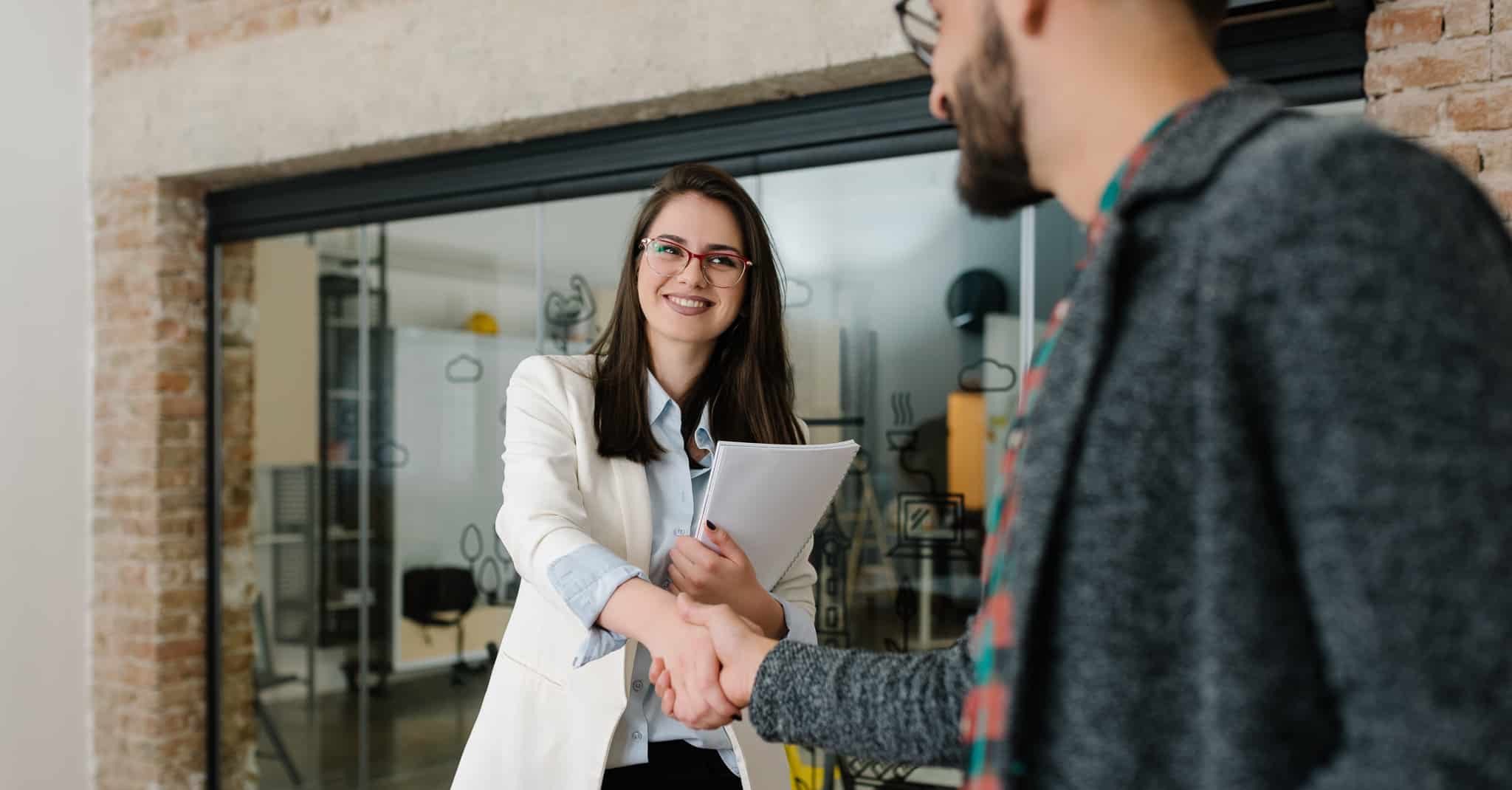 To kollegaer hilser på hverandre.