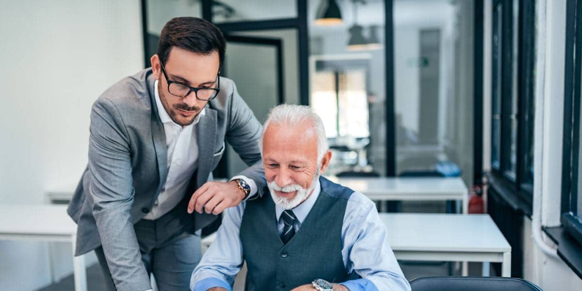 Ung leder med eldre ansatt