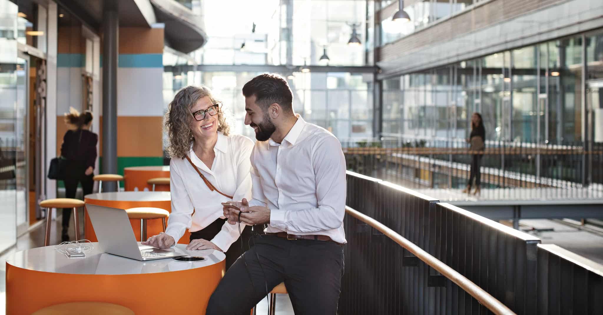 To forretningsfolk som smiler.