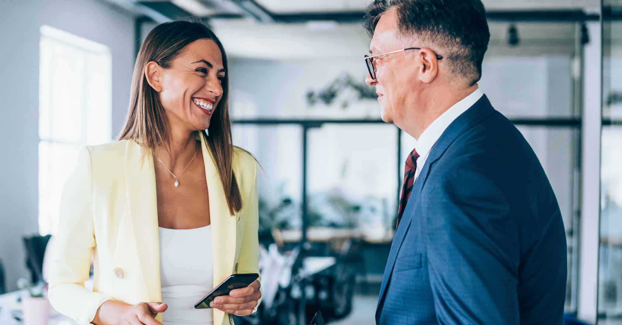 To kollegaer ler sammen.