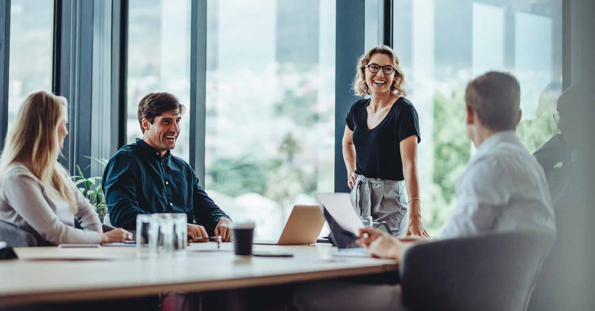 Kollegaer har det hyggelig rundt et bord.