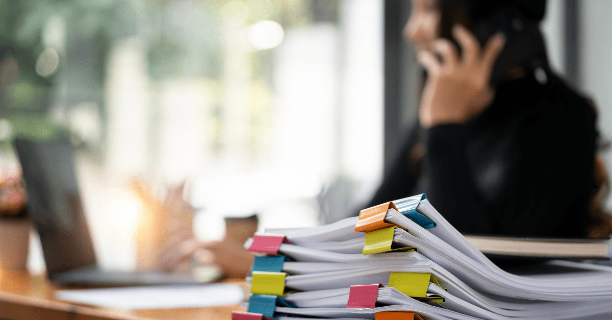 Arbeidstaker med papirer og pc i telefon