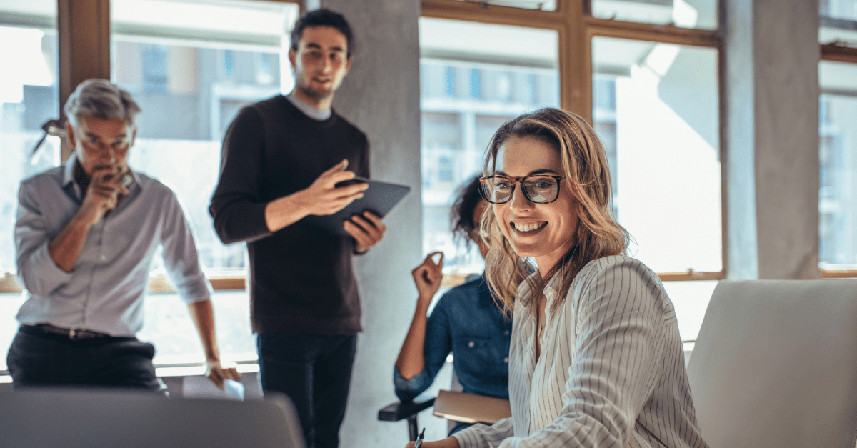 To kvinner og mann i kontorsetting