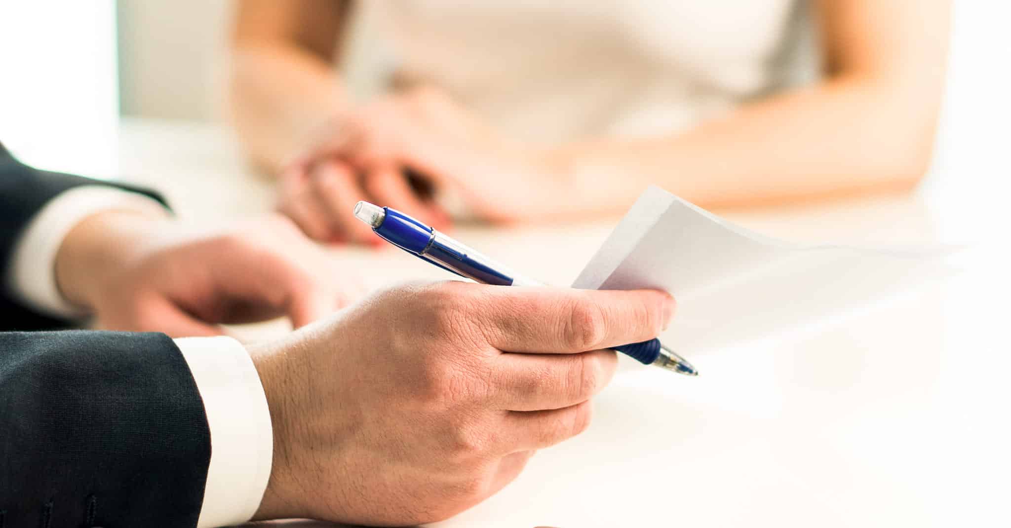 To kolleger sitter i et møte.