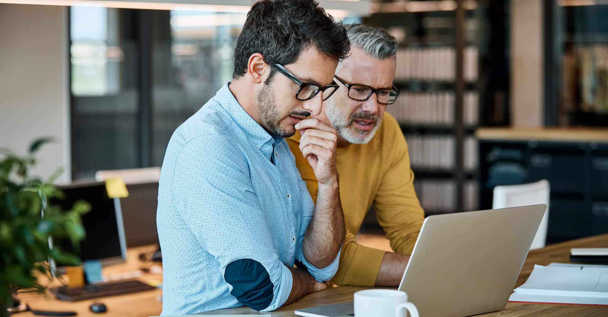 To kollegaer som sitter foran en pc.