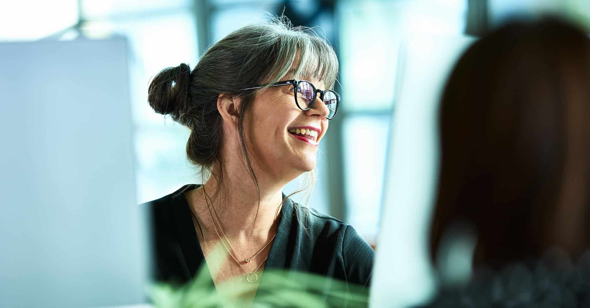 En eldre dame som smiler.