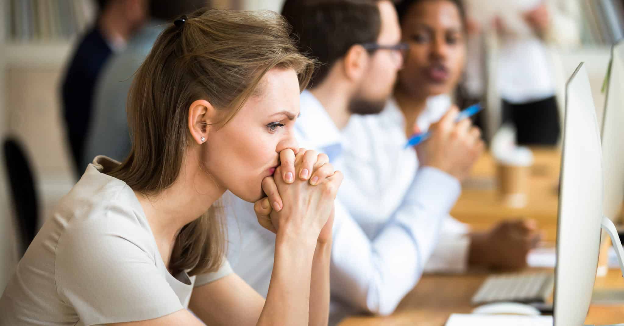 En kvinne som ser stresset og travel ut.