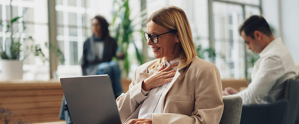 Dame som ser kompetanse til lunsj på bærbar pc