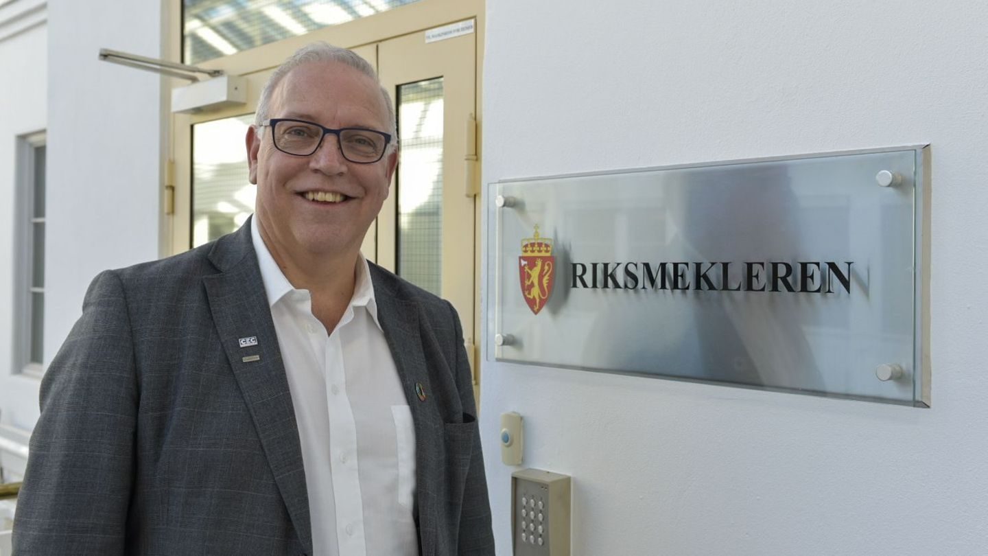 Audun Ingvartsen står foran skiltet til Riksmekleren