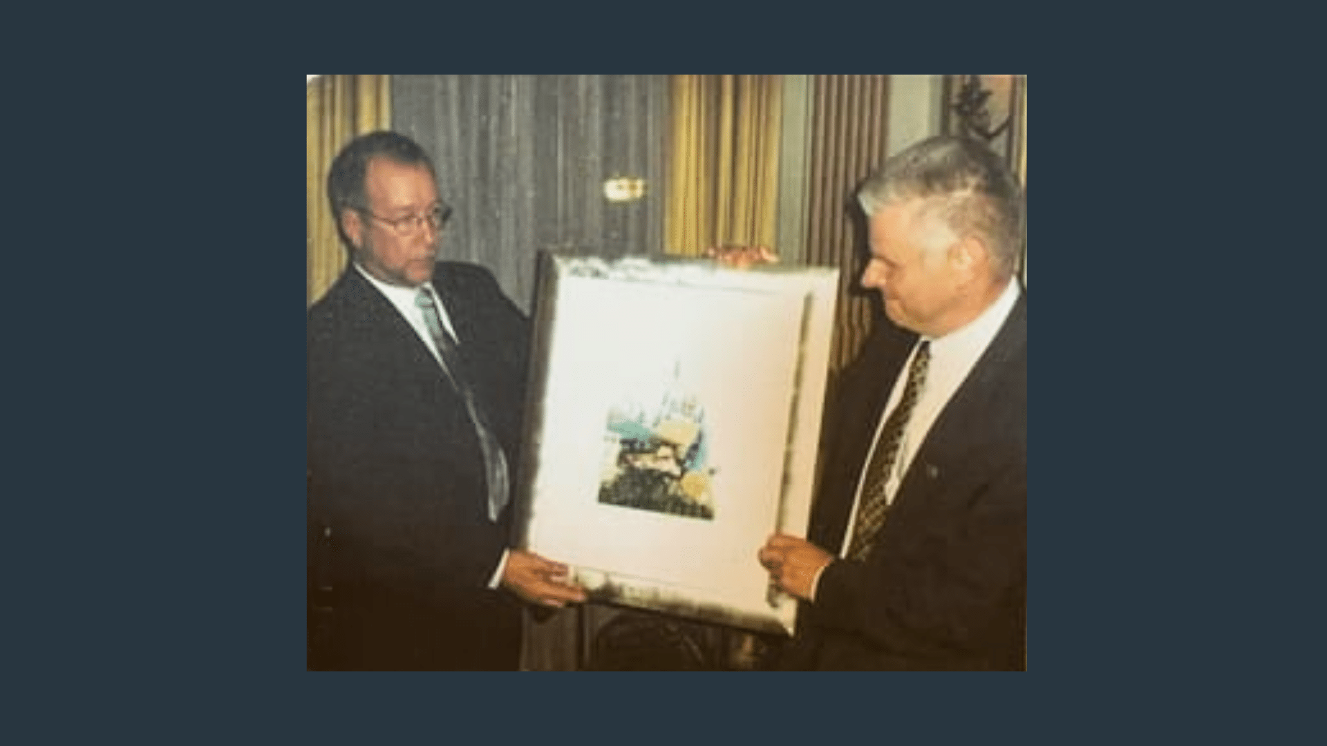 Jan Olav Brekke-tidligere forbundsleder av Lederne overreker et maleri til æresmedlem Inge Olav Ljostad