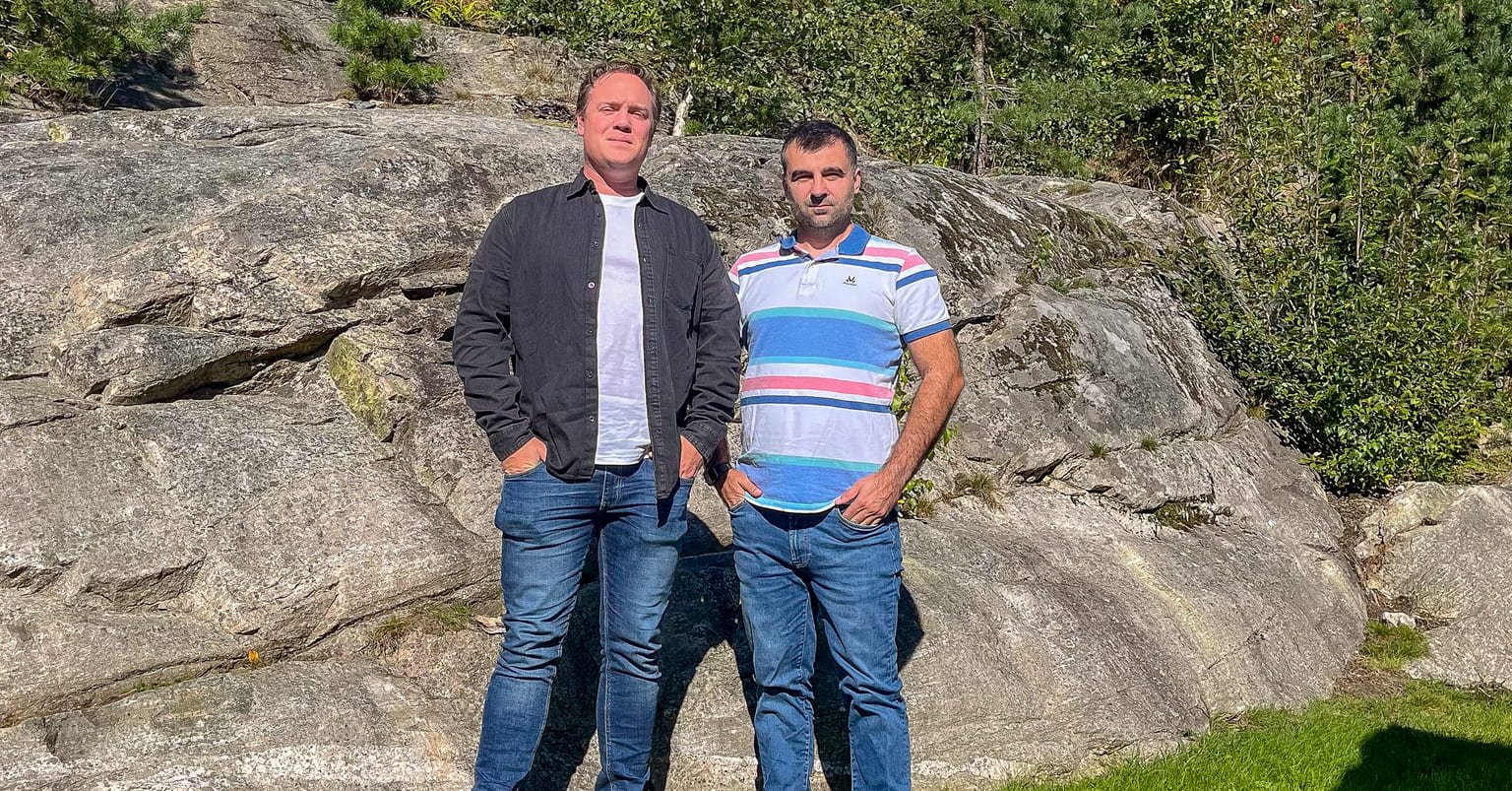 Andreas Olsen Stenakerød og Aleksandar Miletic står i friluft