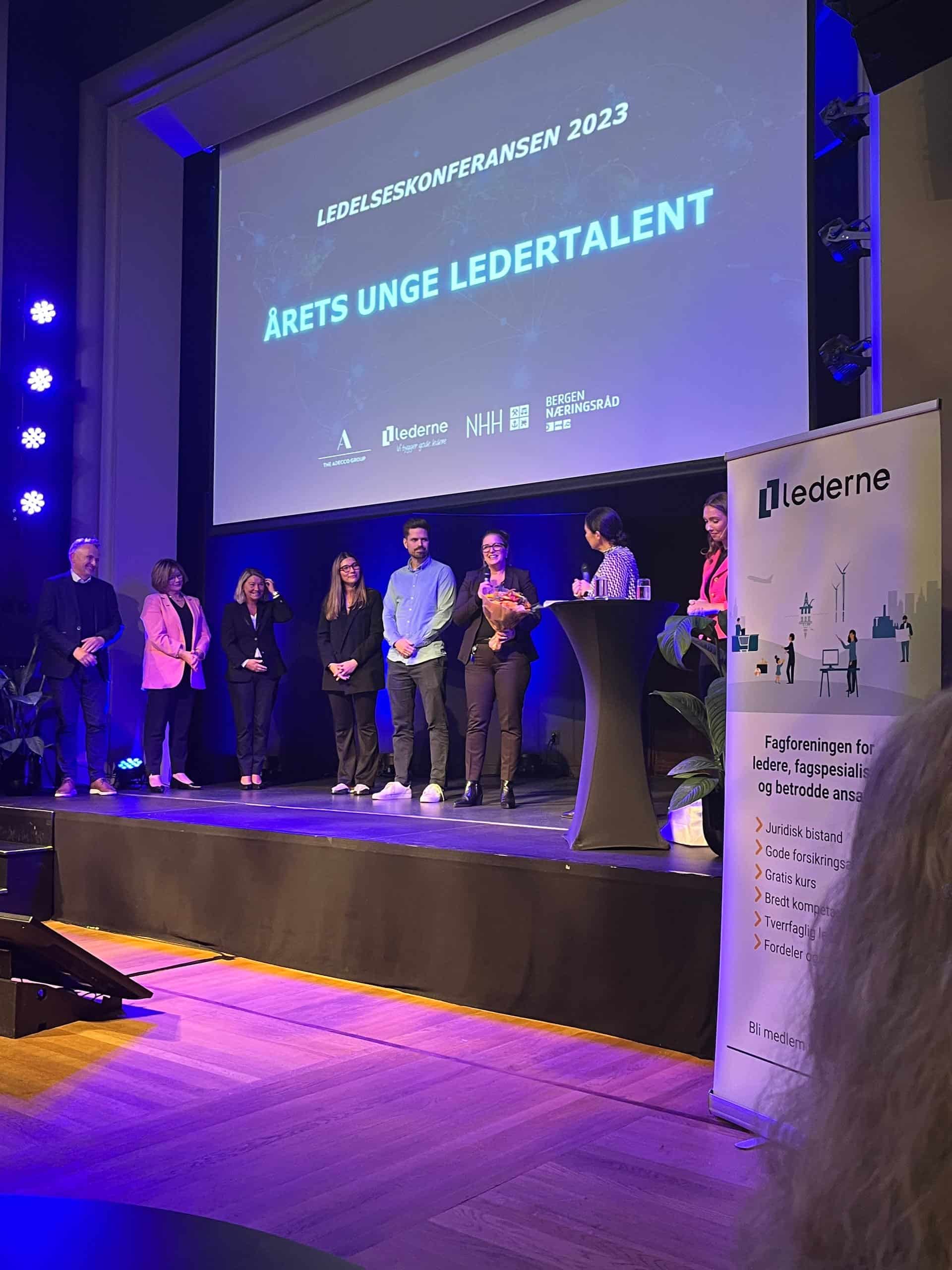 Årets unge ledertalent, Veronica Langøen, sammen med øvrige nominerte og prisens jury. Lederens nestleder, Liv Spjeld By.