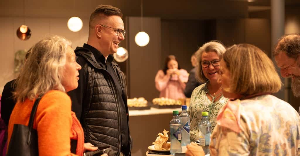 Mennesker som mingler