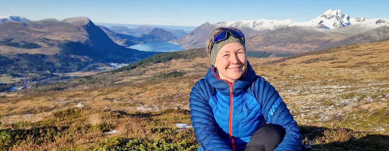 Ingvild Saure Riise sitter på en slette