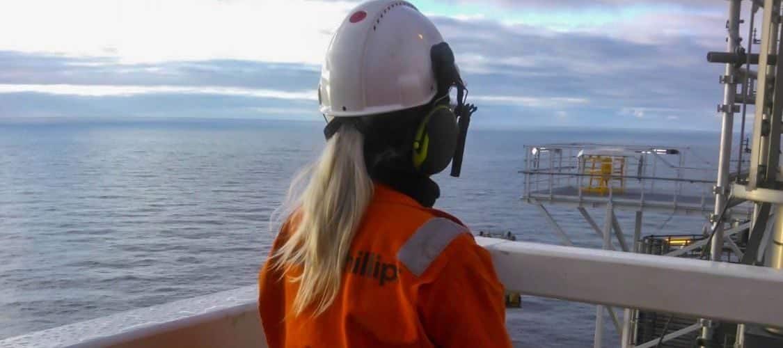 Bilde av Emma Ingebrigtsen som ser ut mot havet på plattform