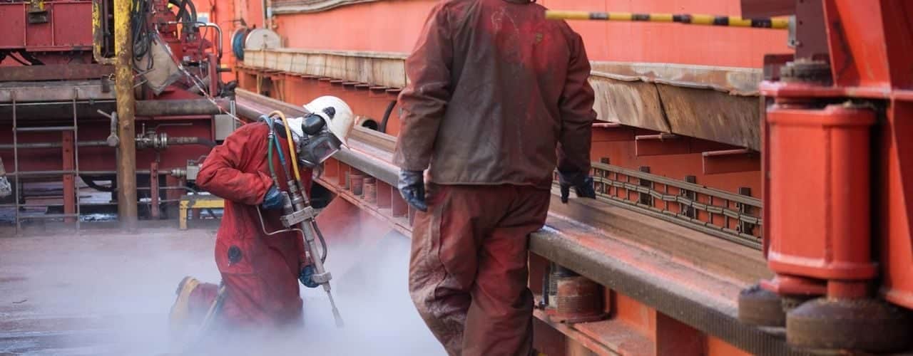 Oljearbeidere som jobber på plattform