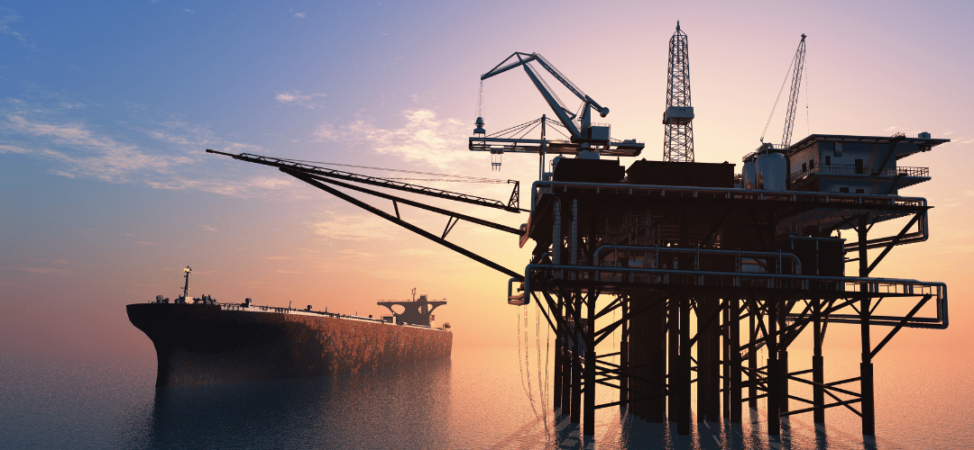 Plattform og skip i solnedgang