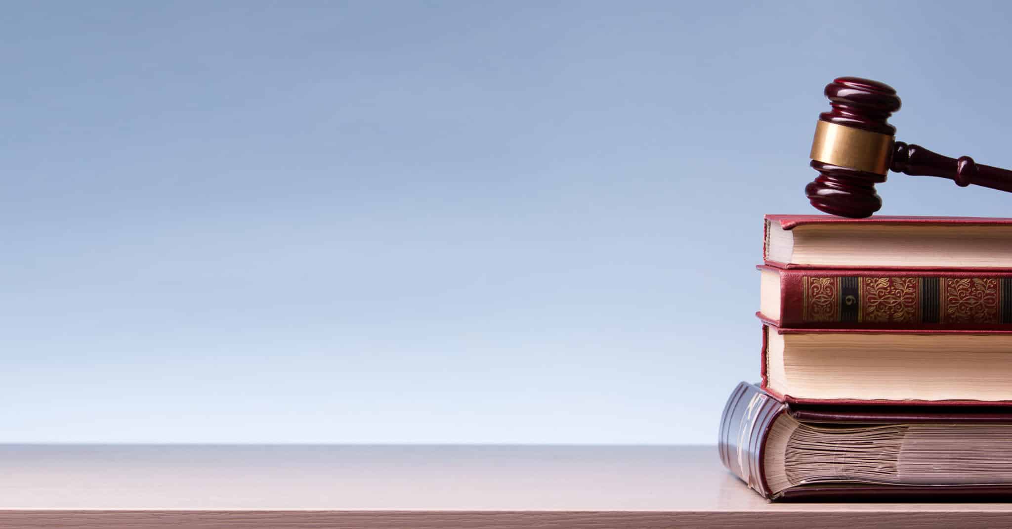 Lovbøker og en dommerhammer.