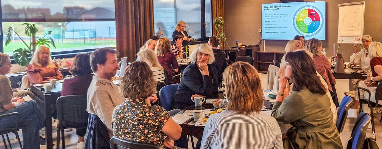 En gruppe kursdeltakere prater sammen på kurs og psykologisk trygghet