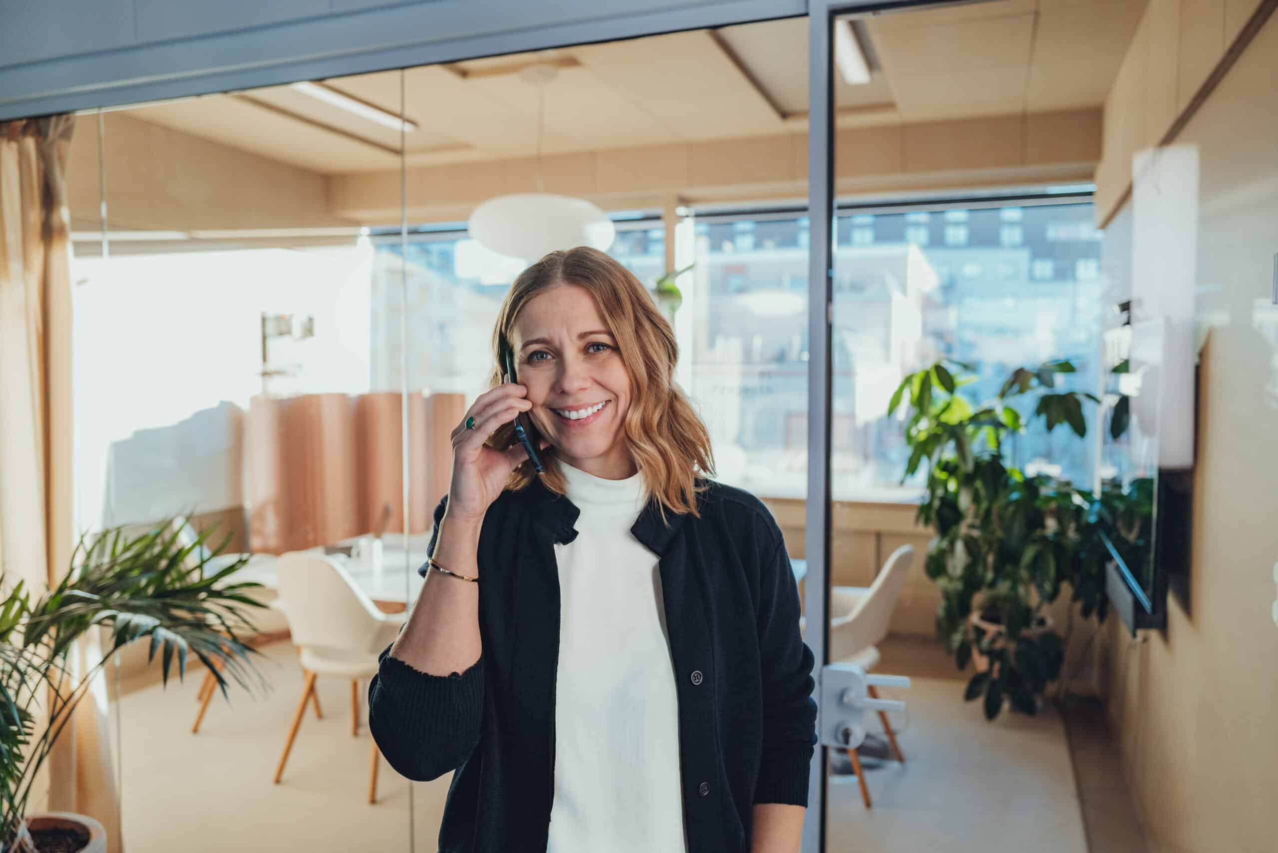 Hyggelig dame som nakker i telefonen