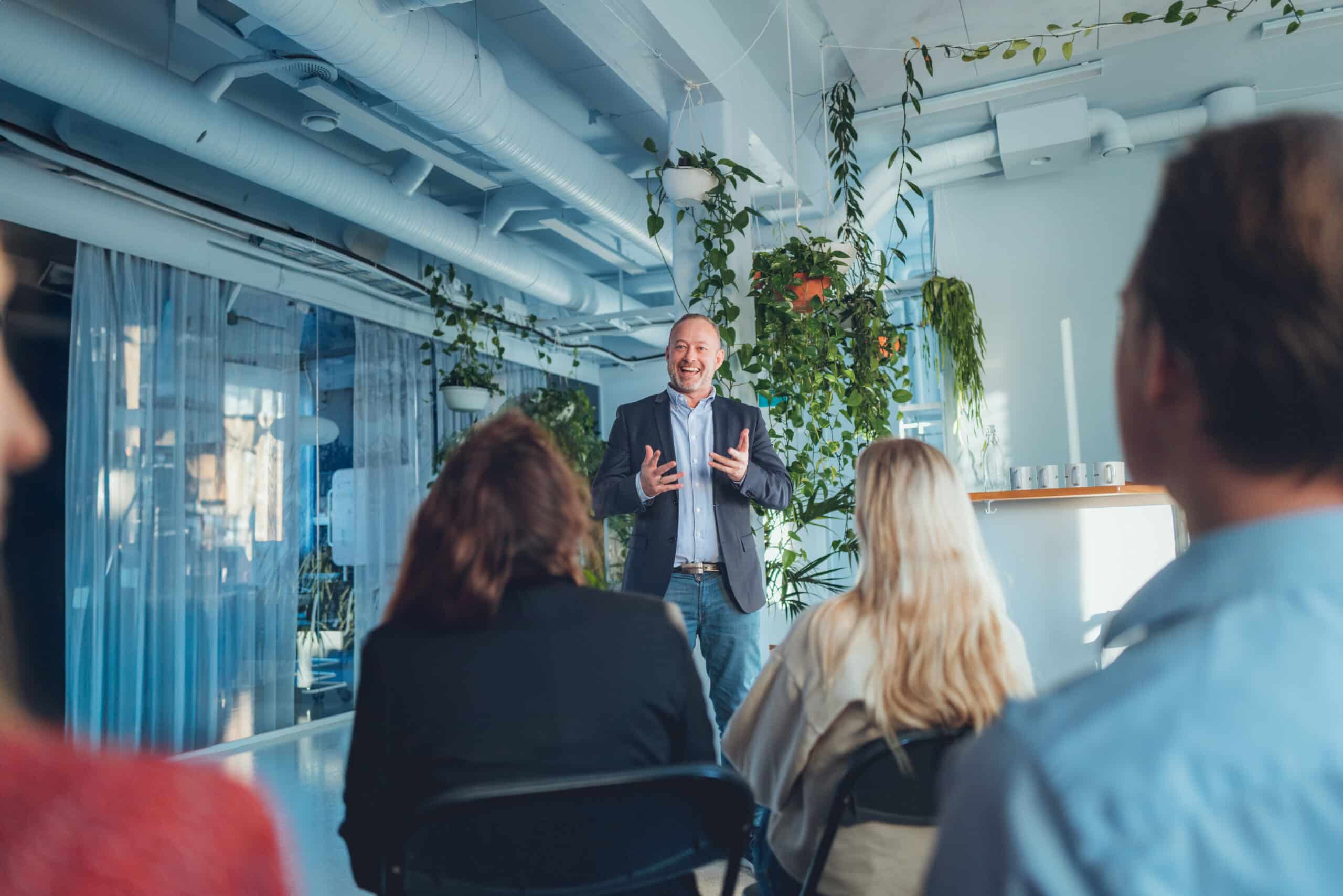 Mann prater til forsamling på kurs