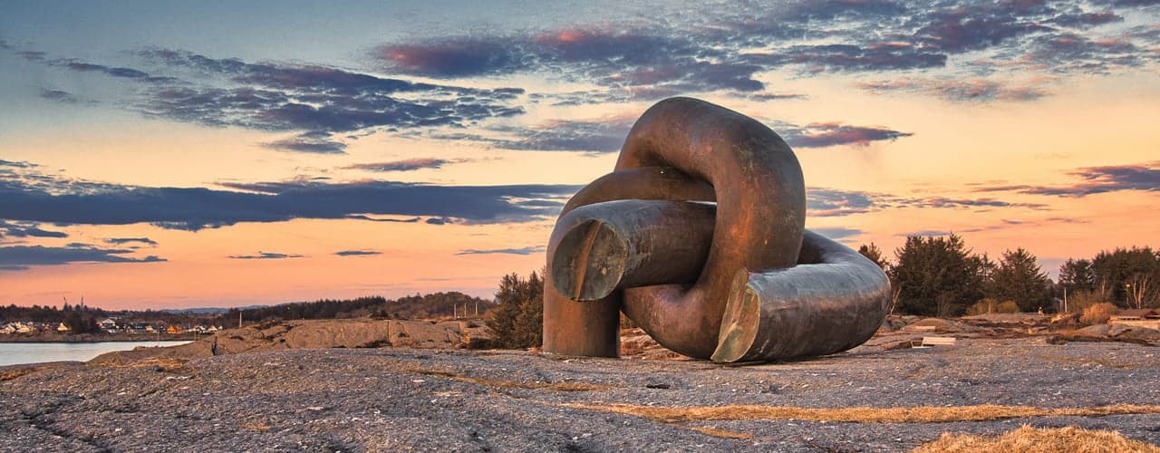 Bilde av en kunstinstallasjon som ser ut som en del av en kjetting