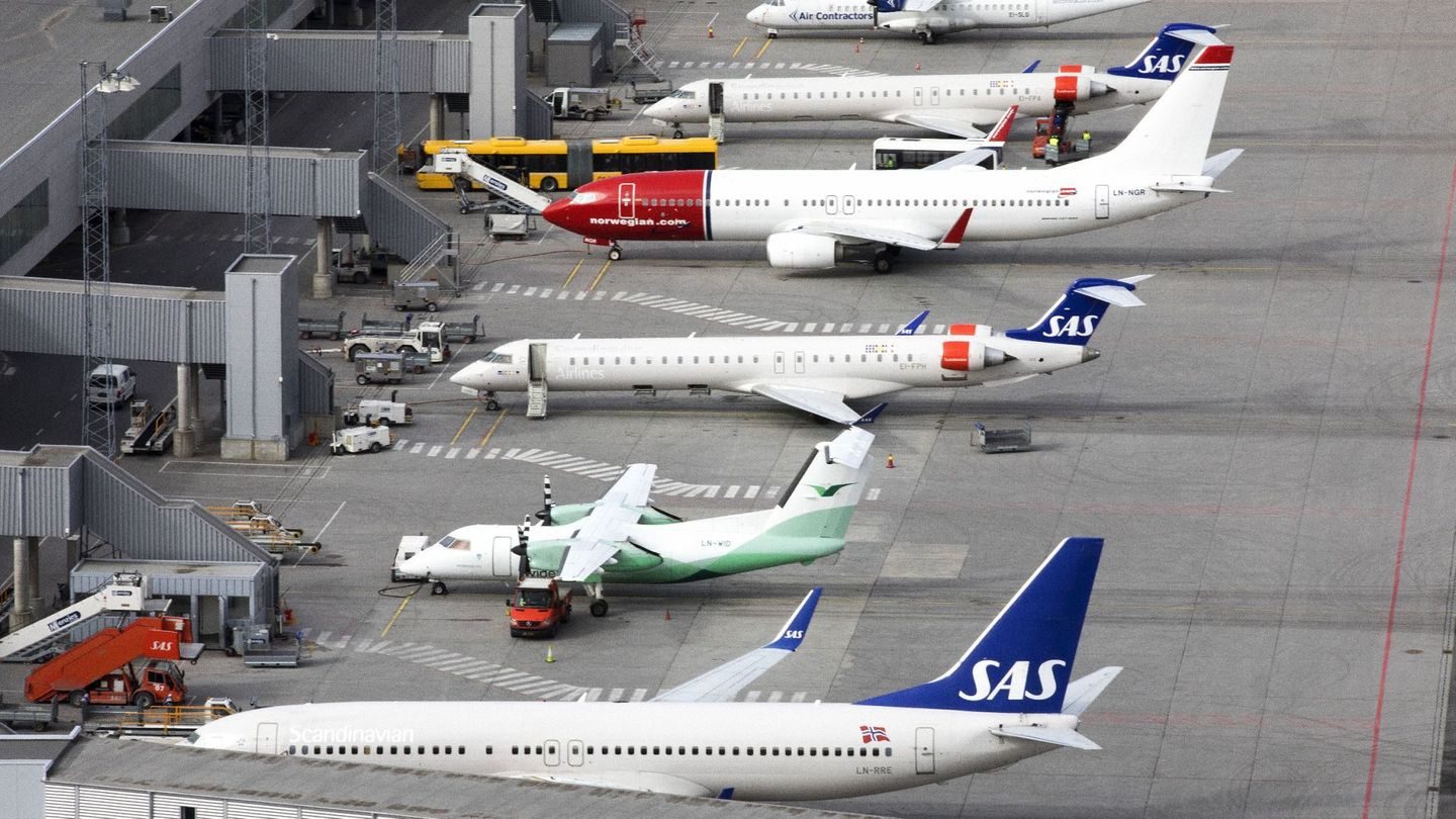 Fly fra Norwegian og SAS på en plyplass