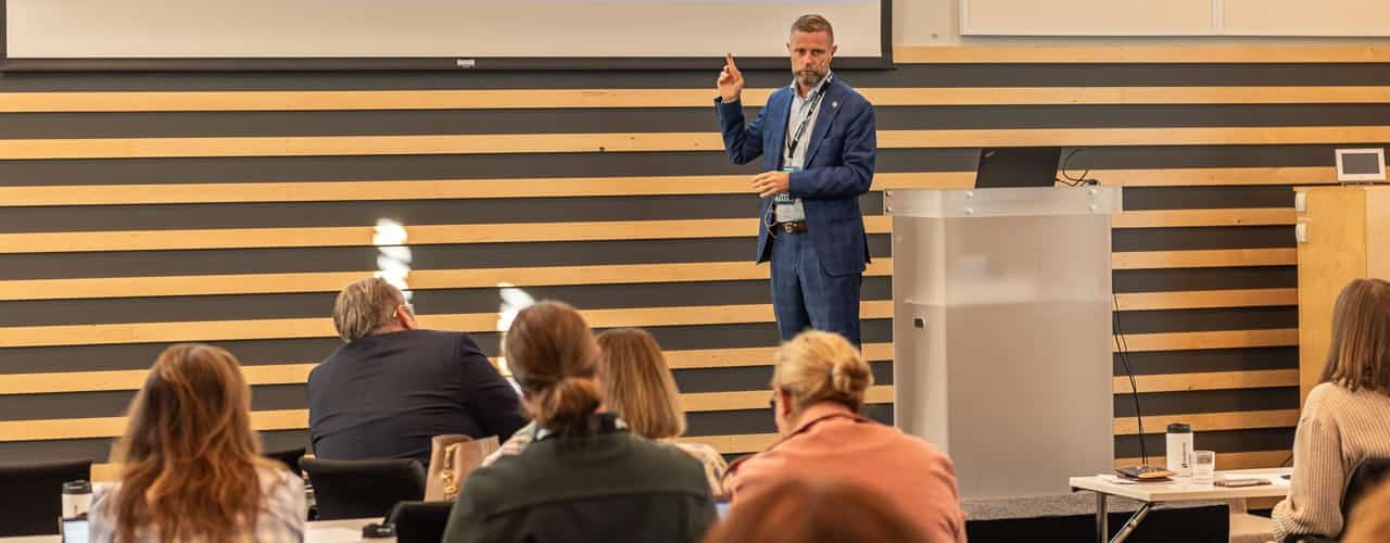 Bent Høie taler til forsamling på kommunal lederkonferanse
