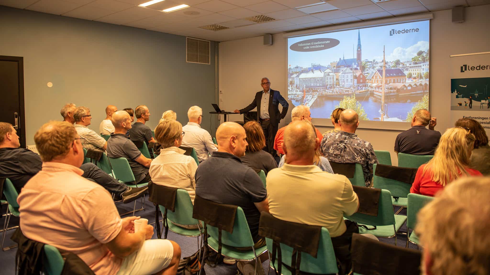 Forbundsleder Audun Ingvartsen taler til forsamling under et medlemstreff