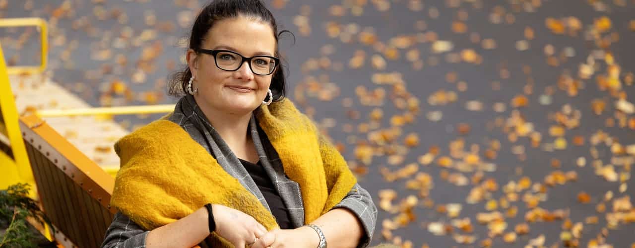 Carina Haugsdal sitter på en benk